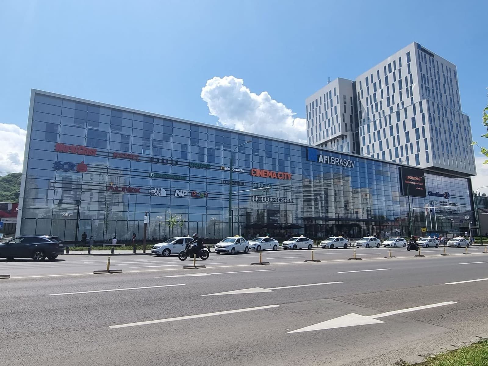 La facciata in vetro del centro commerciale AFI Brașov