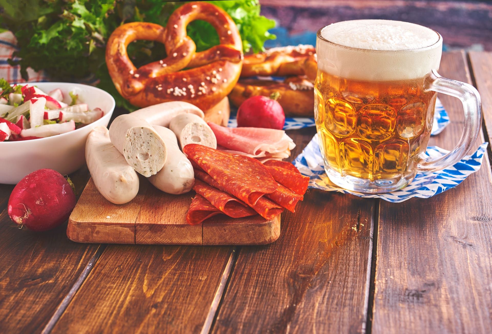 O formație live cântând pe scenă la Oktoberfest.