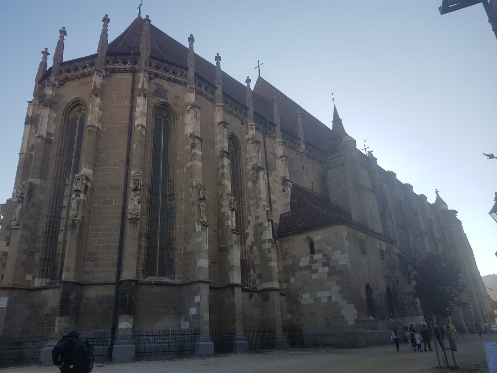 Latura de sud a Bisericii Negre din Brașov, cu contraforți și acoperiș înalt