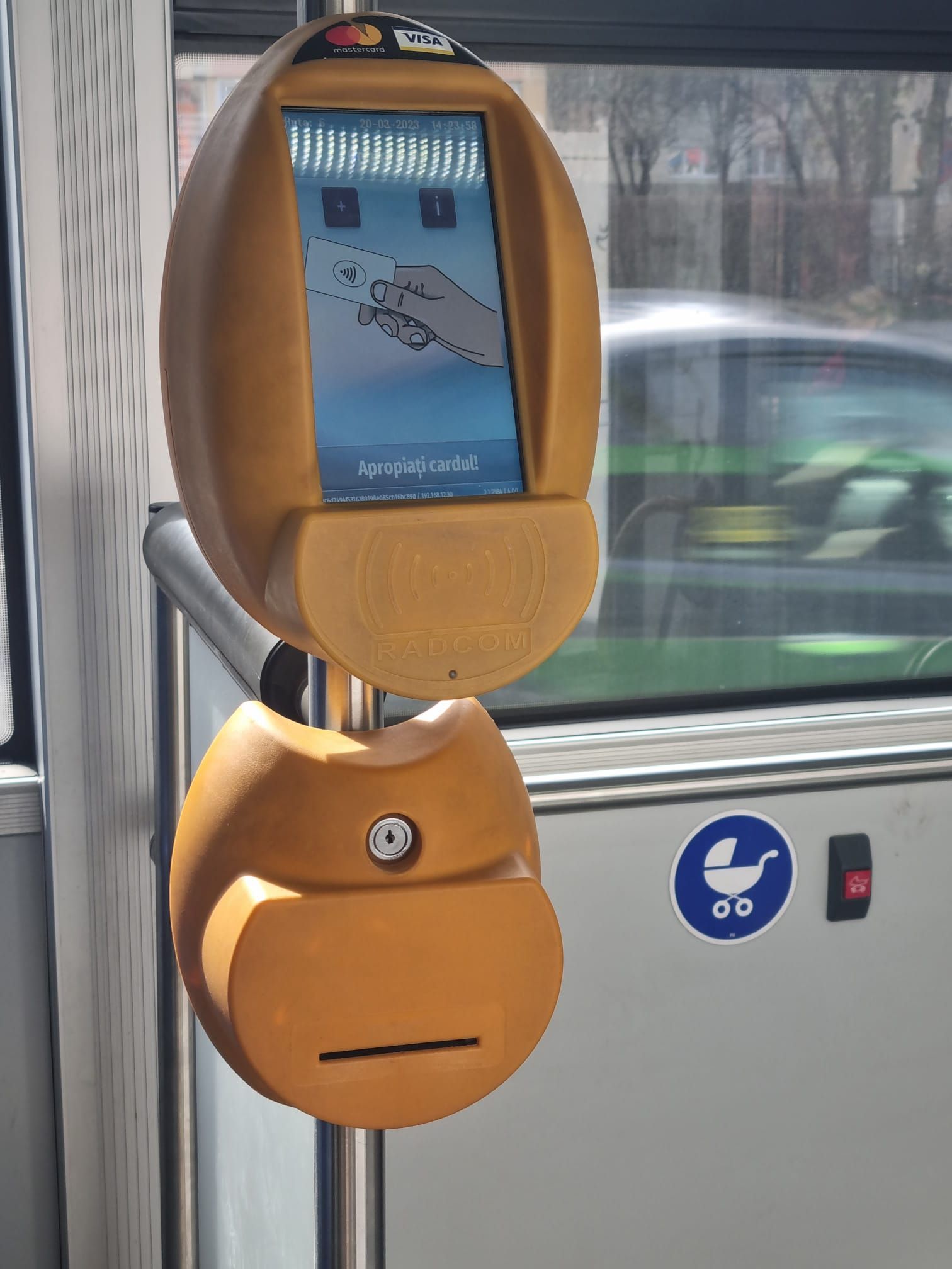Validator portocaliu RATBV dintr-un autobuz din Brașov, cu simbolul de plată contactless