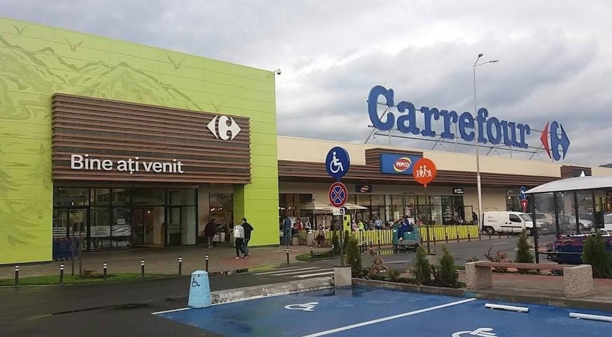 Exterior view of Carrefour hypermarket in Brașov