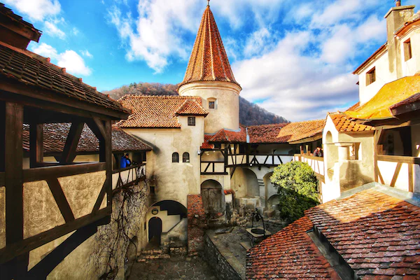 O vedere a emblematicului Castel Bran într-o zi însorită.