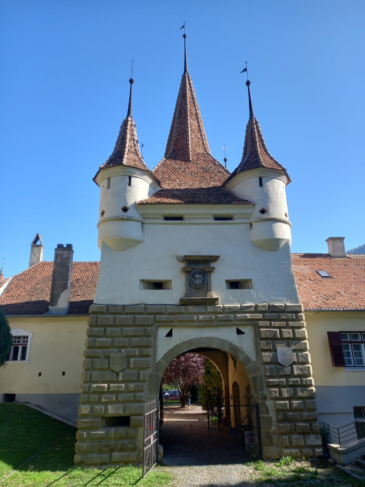 Poarta Ecaterinei din Brașov, un turn-poartă de piatră cu acoperiș ascuțit și patru turnulețe