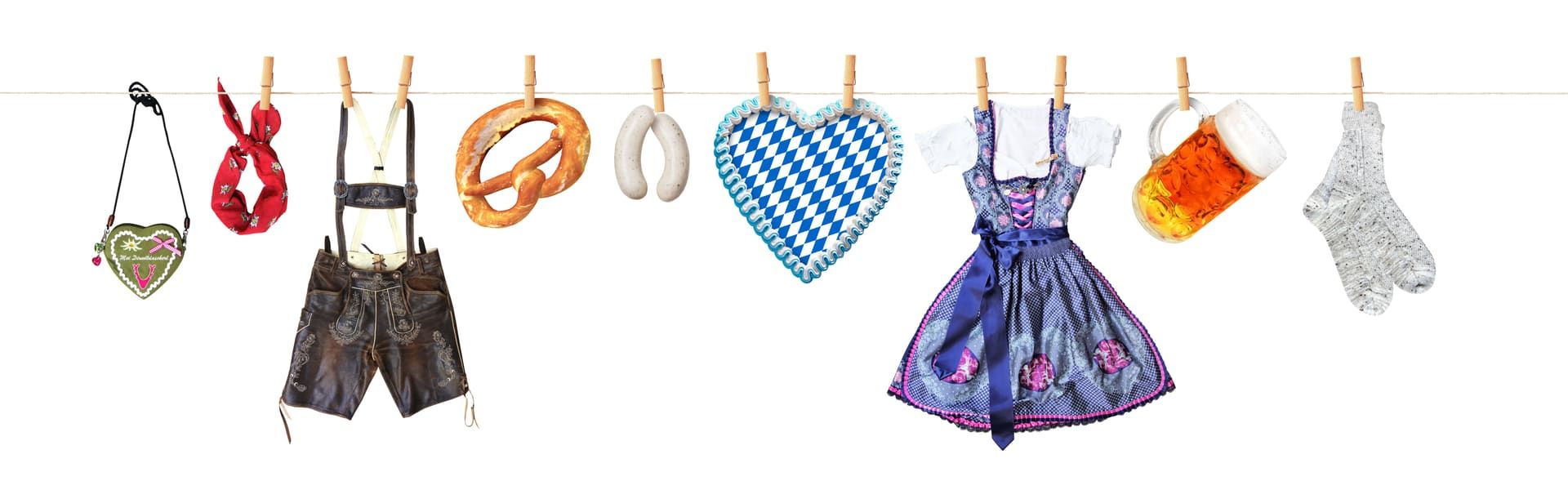 Prieteni ciocnind halbe de bere la Oktoberfest Brașov.