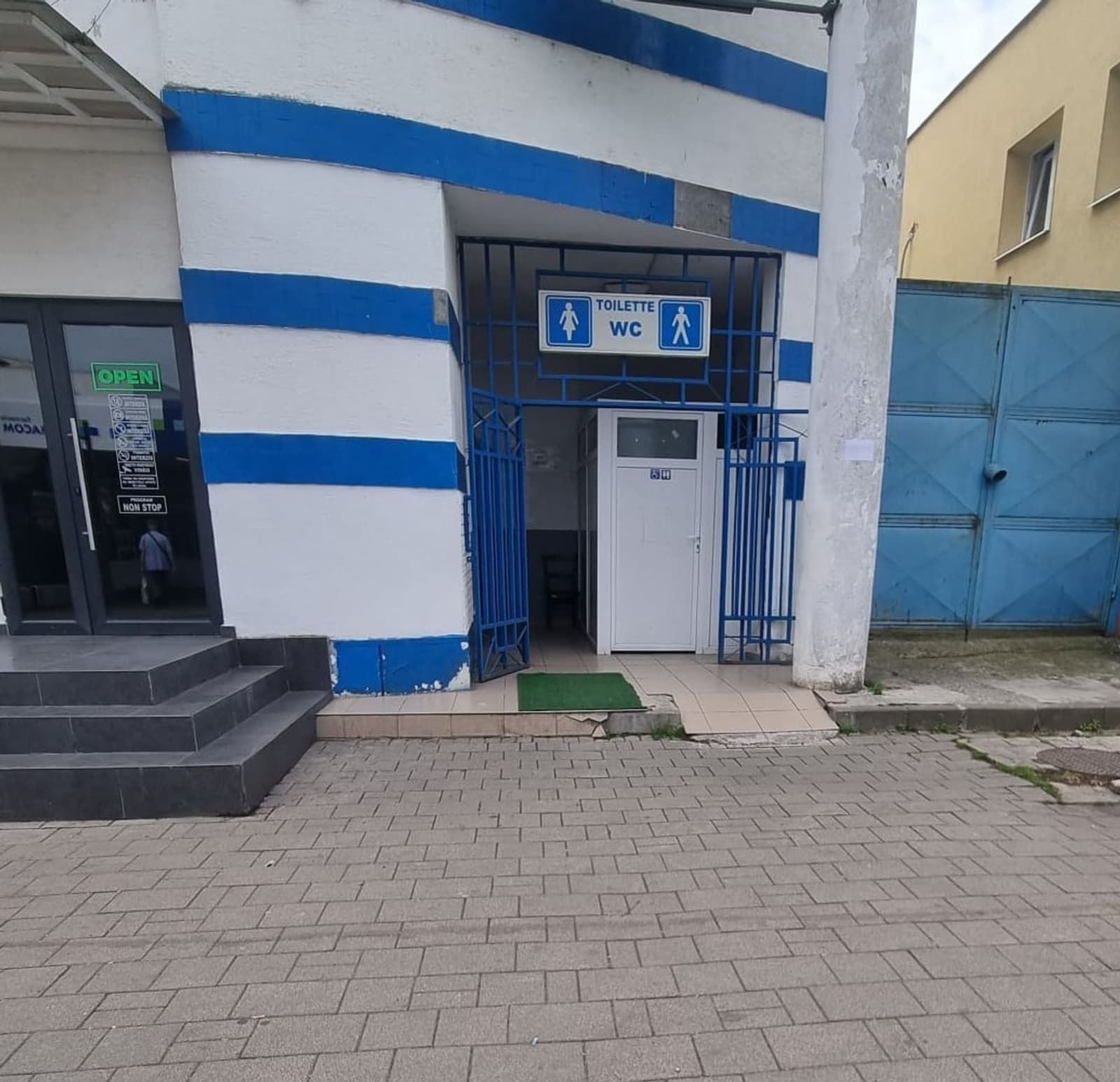 Il bagno del mercato Piața Astra, un edificio bianco a strisce blu