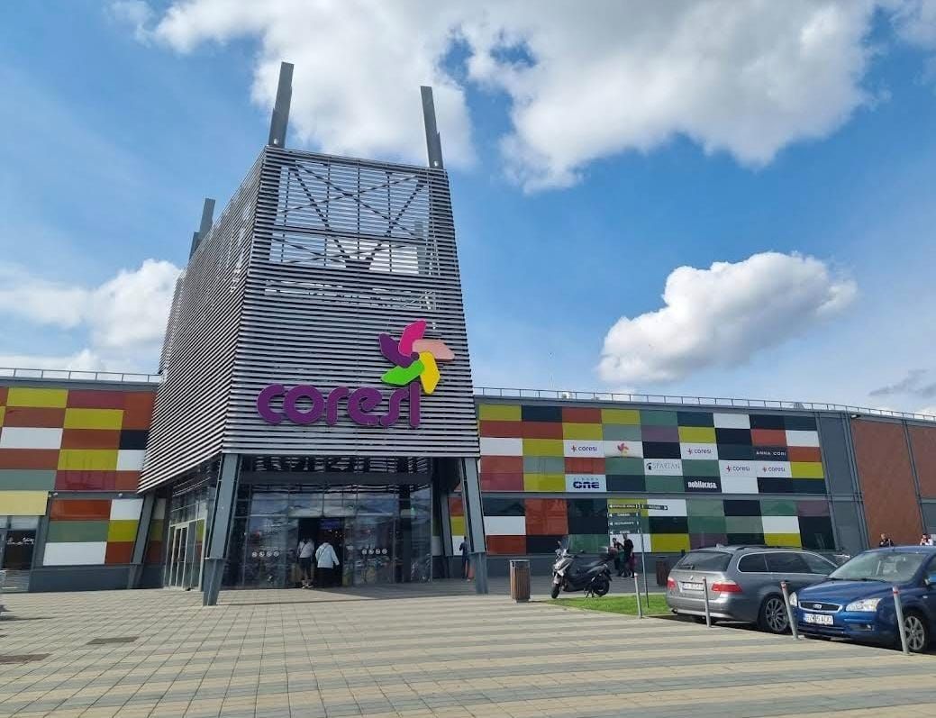 Der Eingang von Coresi Shopping Resort mit seiner bunten Fassade