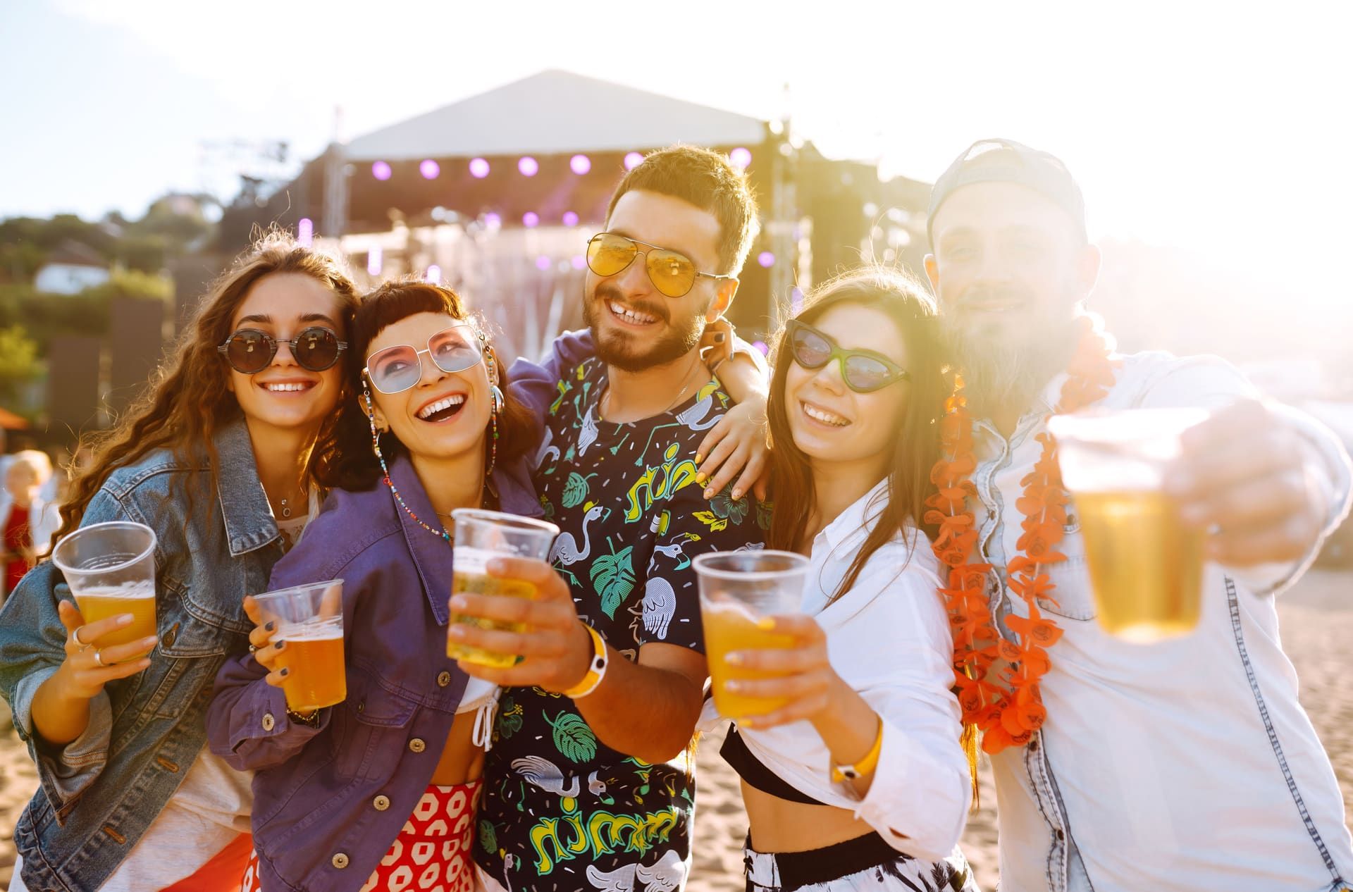 O vedere de seară a corturilor și atracțiilor de la Oktoberfest.