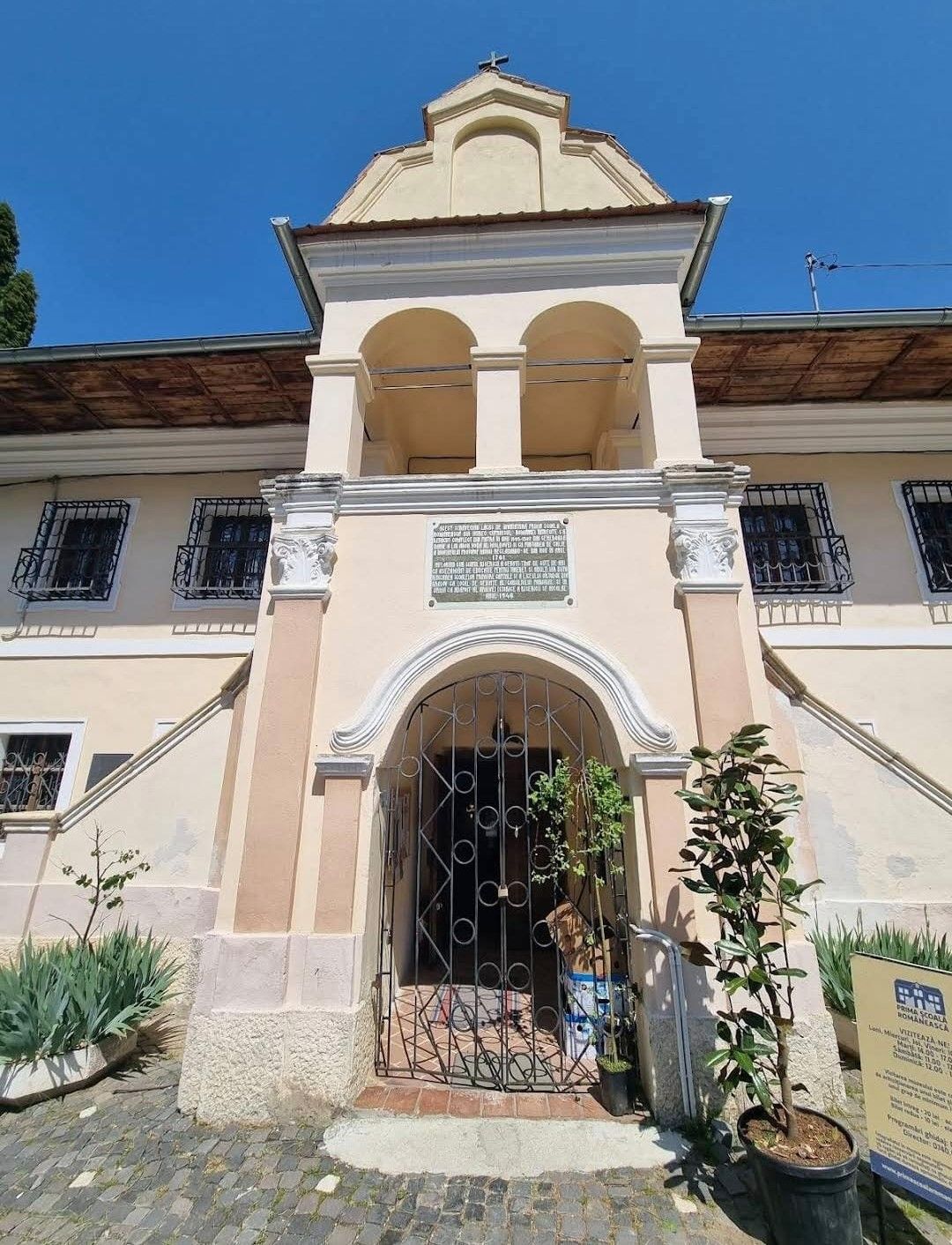 Intrarea Muzeului Prima Școală Românească din curtea Bisericii Sfântul Nicolae din Șchei