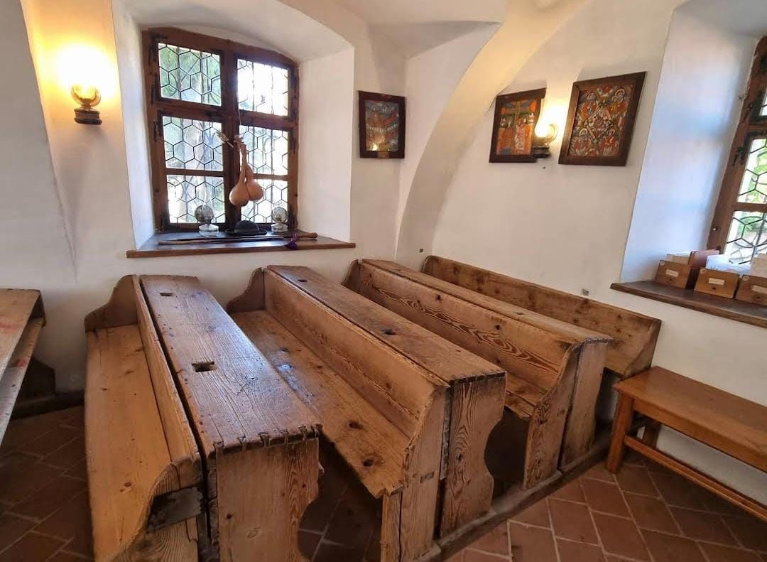 Alte Schulbänke und Bücher im Museum Erste Rumänische Schule