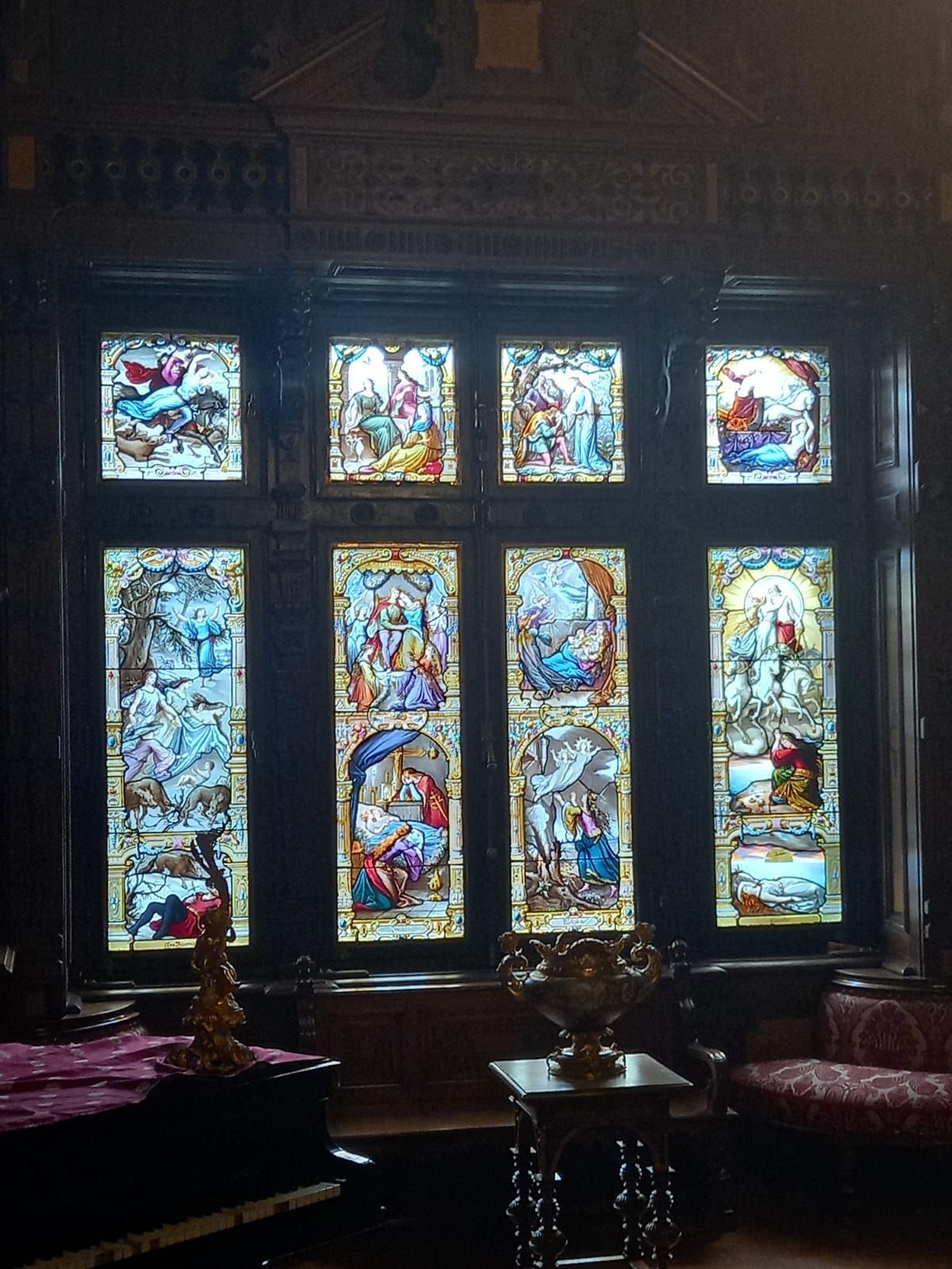 Vetrate dipinte a scene figurate all'interno del Castello di Peleș