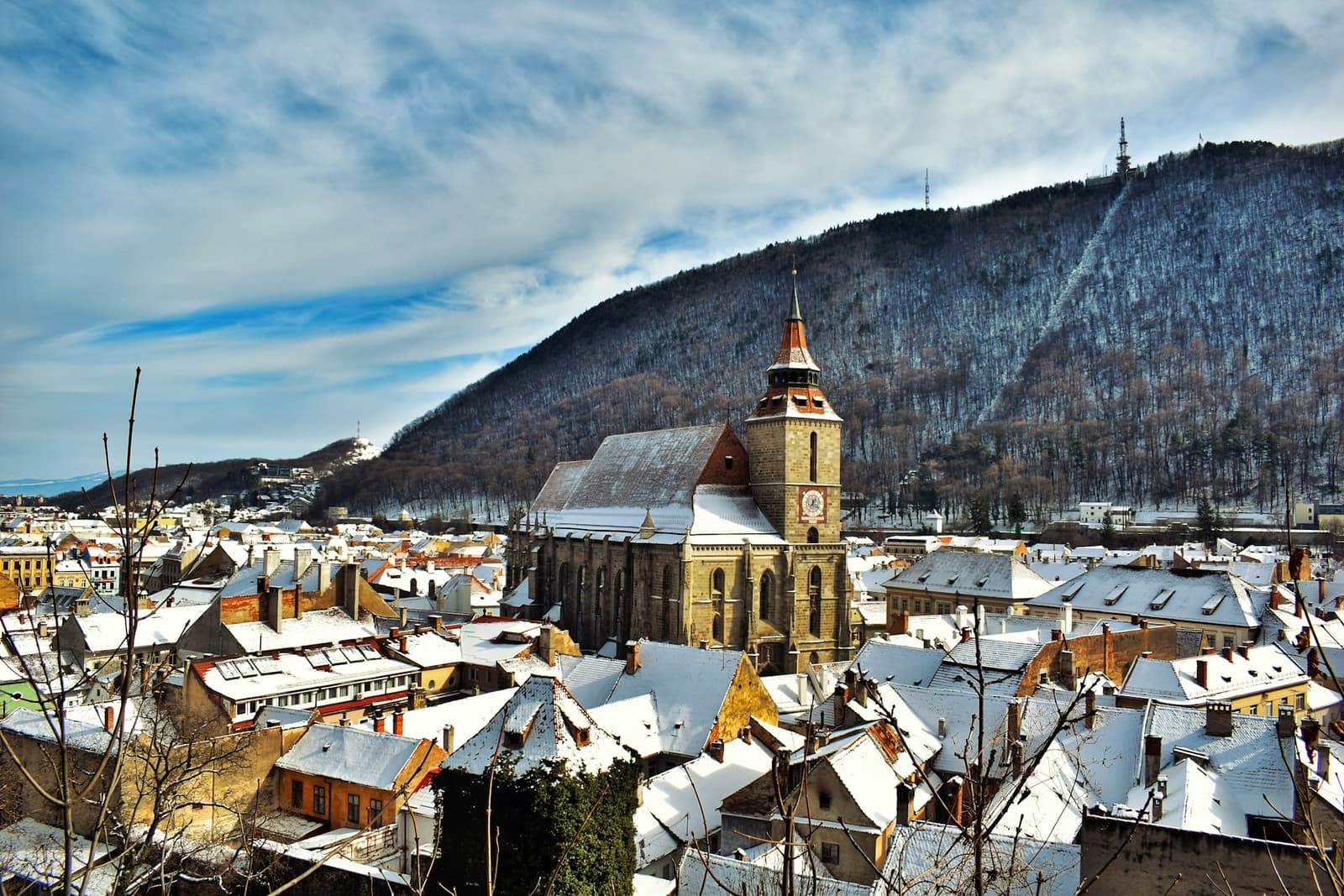 Brașov acoperit de zăpadă cu munte în fundal, iarna