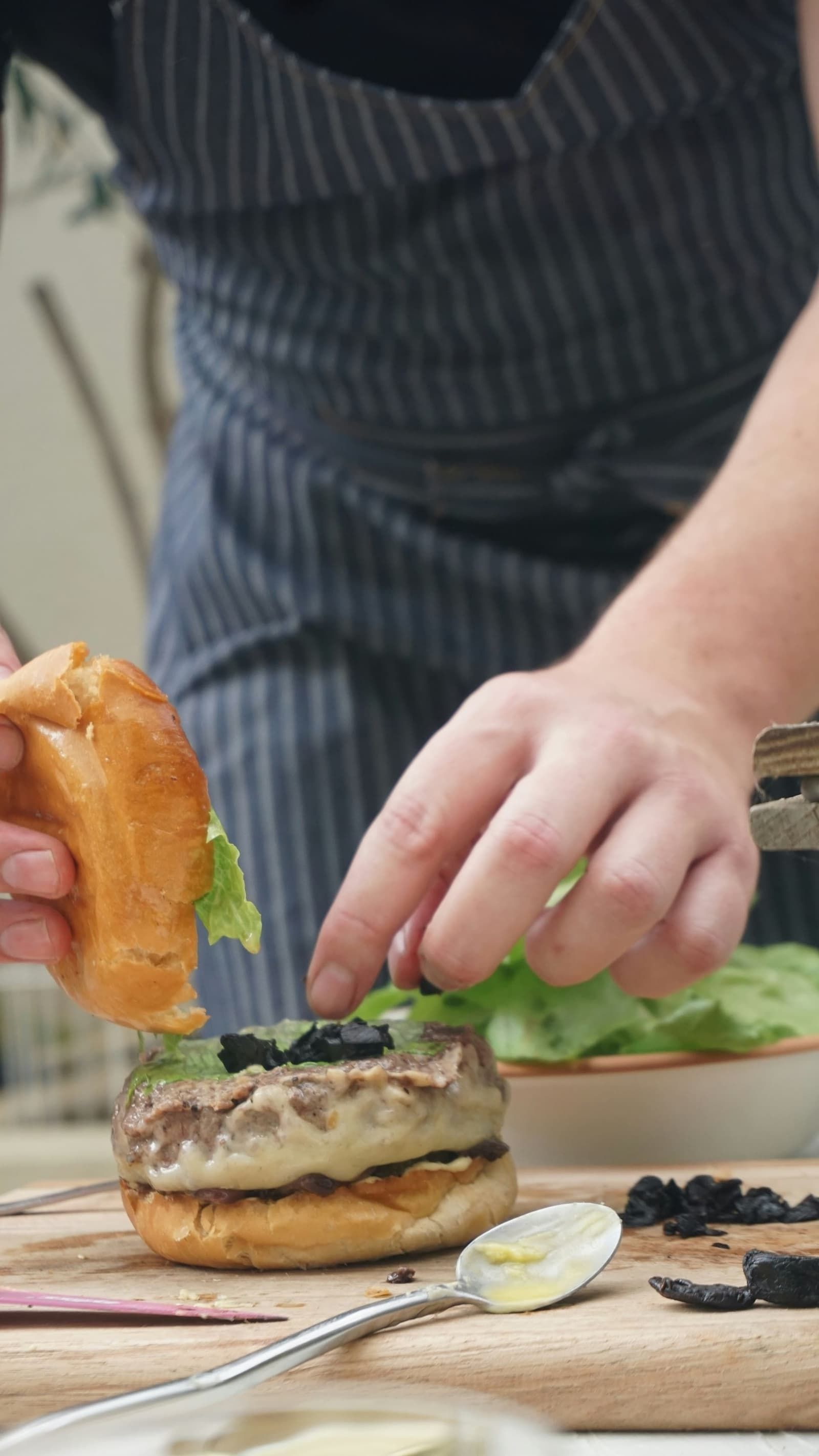 Bucătar profesionist în bucătăria de competiție pregătind o capodoperă culinară