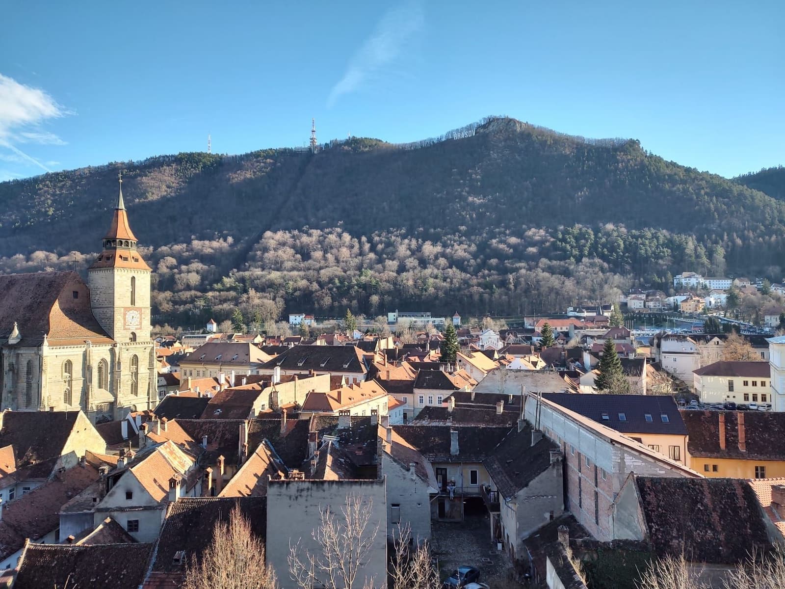 Panoramablick auf die Skyline mit der historischen Architektur von Brașov