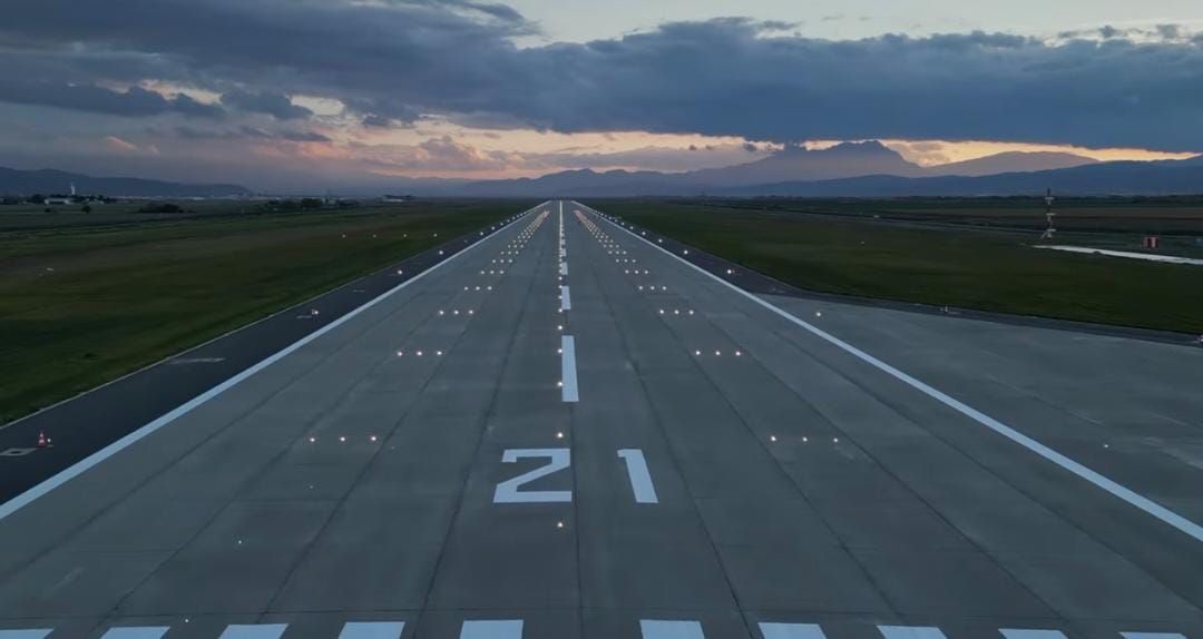 Pista 21 a Aeroportului Brașov-Ghimbav la apus, cu munții în fundal