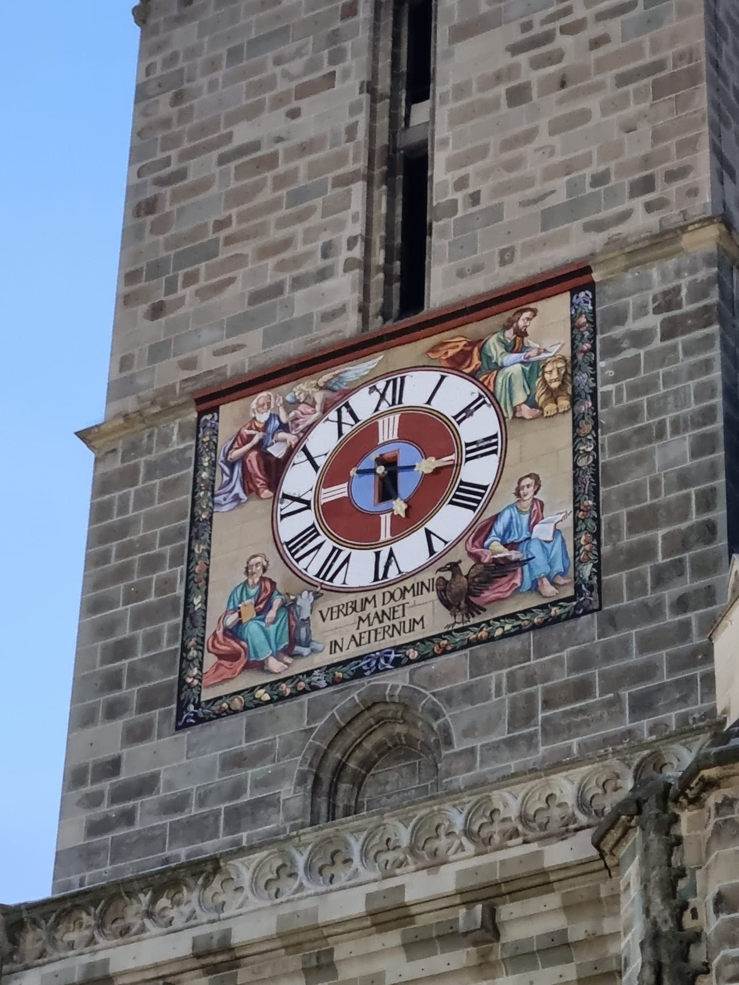 Gotische Gewölbe, Kirchenbänke und an den Emporen hängende Teppiche in der Schwarzen Kirche