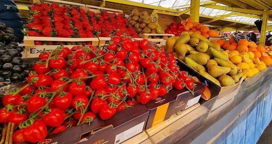 Roșii și fructe de sezon pe o tarabă din Piața Bartolomeu