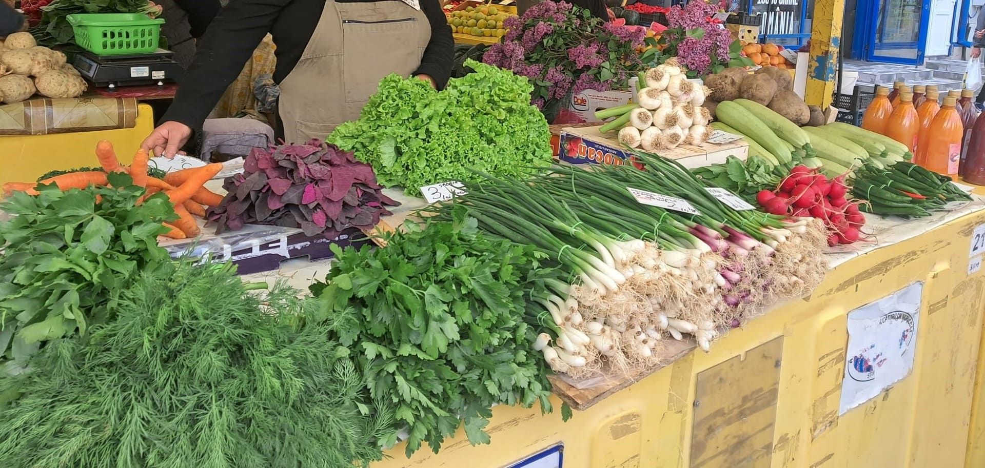 O scenă aglomerată la Piața Dacia.