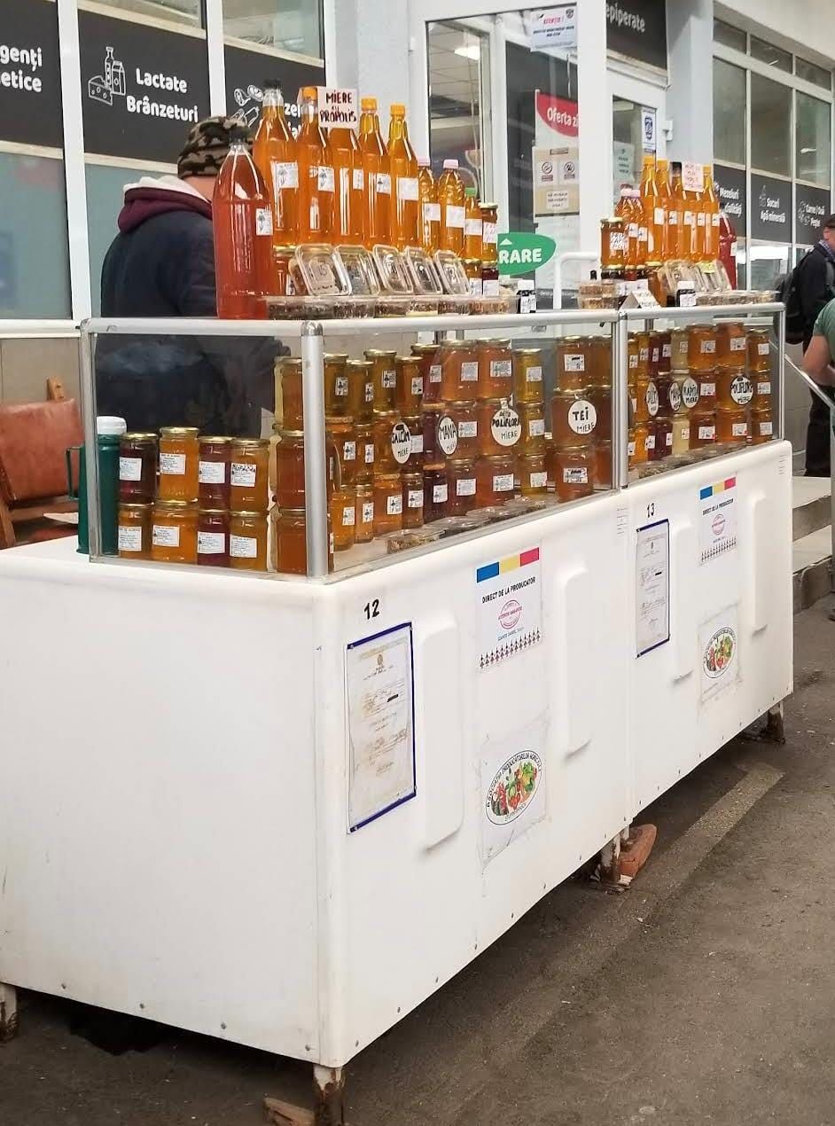 Interior stalls at Piața Dacia