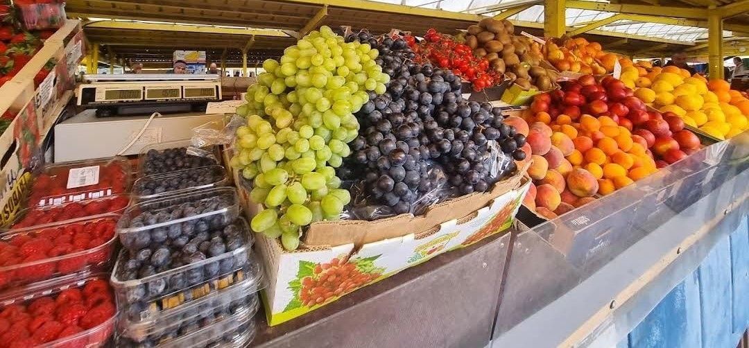 Lăzi cu struguri, prune și ardei în Piața Tractorul