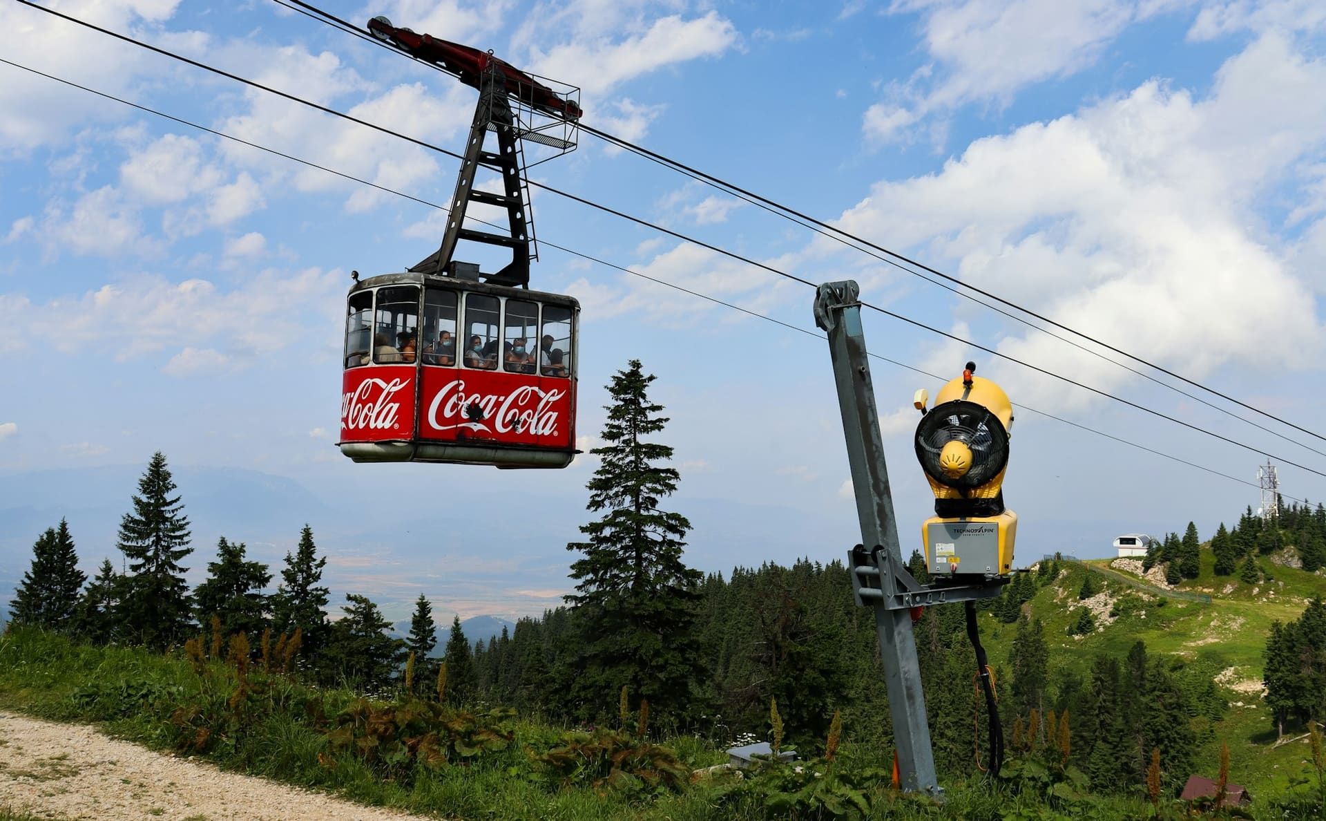 Telegondolă în Poiana Brașov, iarna