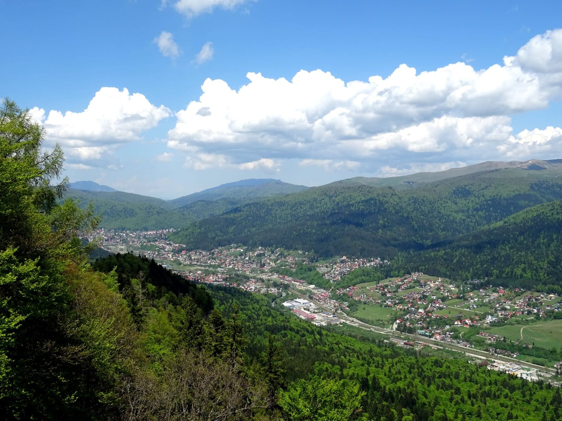 Vista del valle del Prahova en primavera
