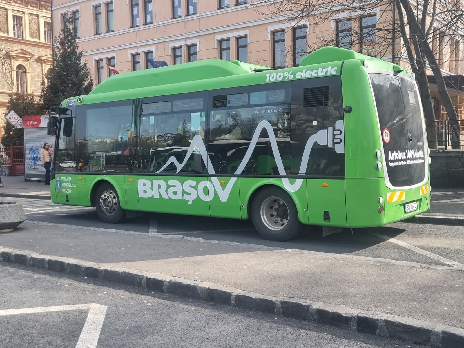 A modern electric bus used for public transportation in Brașov.
