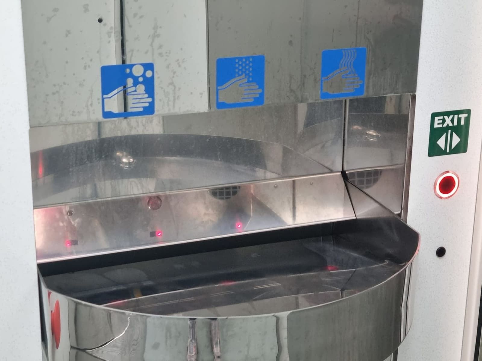 Lavabo in acciaio e asciugamani elettrico in un bagno smart di Brașov