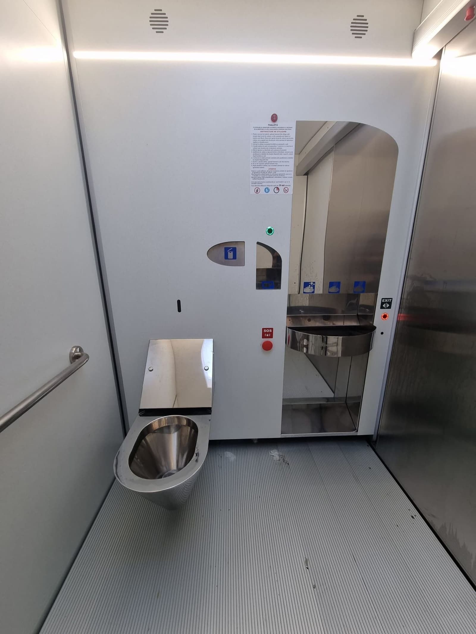Interno di un bagno smart con maniglione e wc in acciaio
