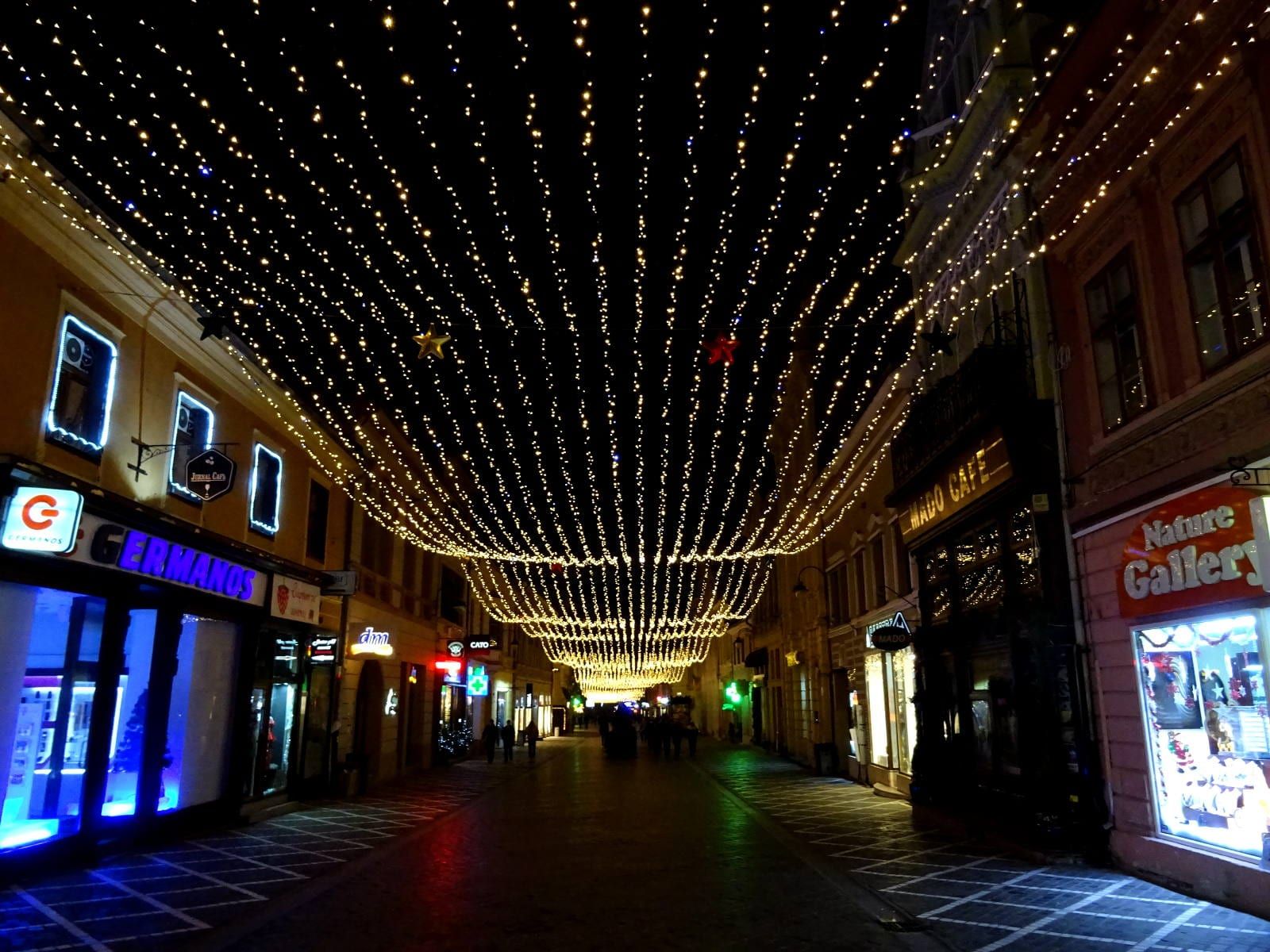 Strada Republicii nocą pod świątecznymi lampkami