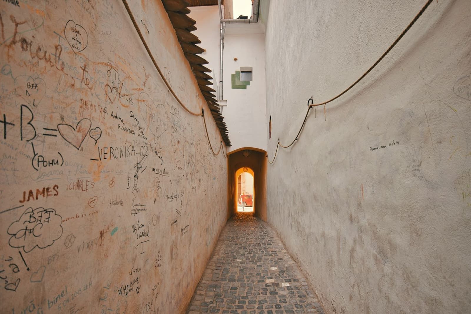 Strada Sforii narrow passage covered in murals in Brașov