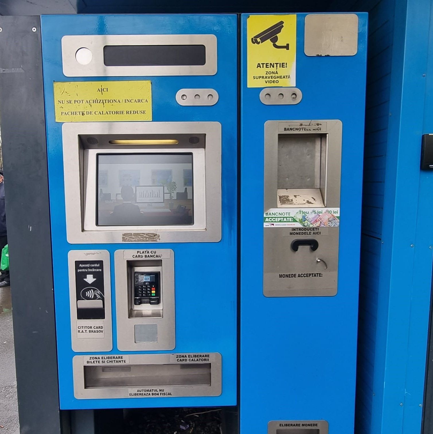 Automat albastru RATBV de bilete, cu cititor de card și fantă pentru bancnote, într-o stație din Brașov