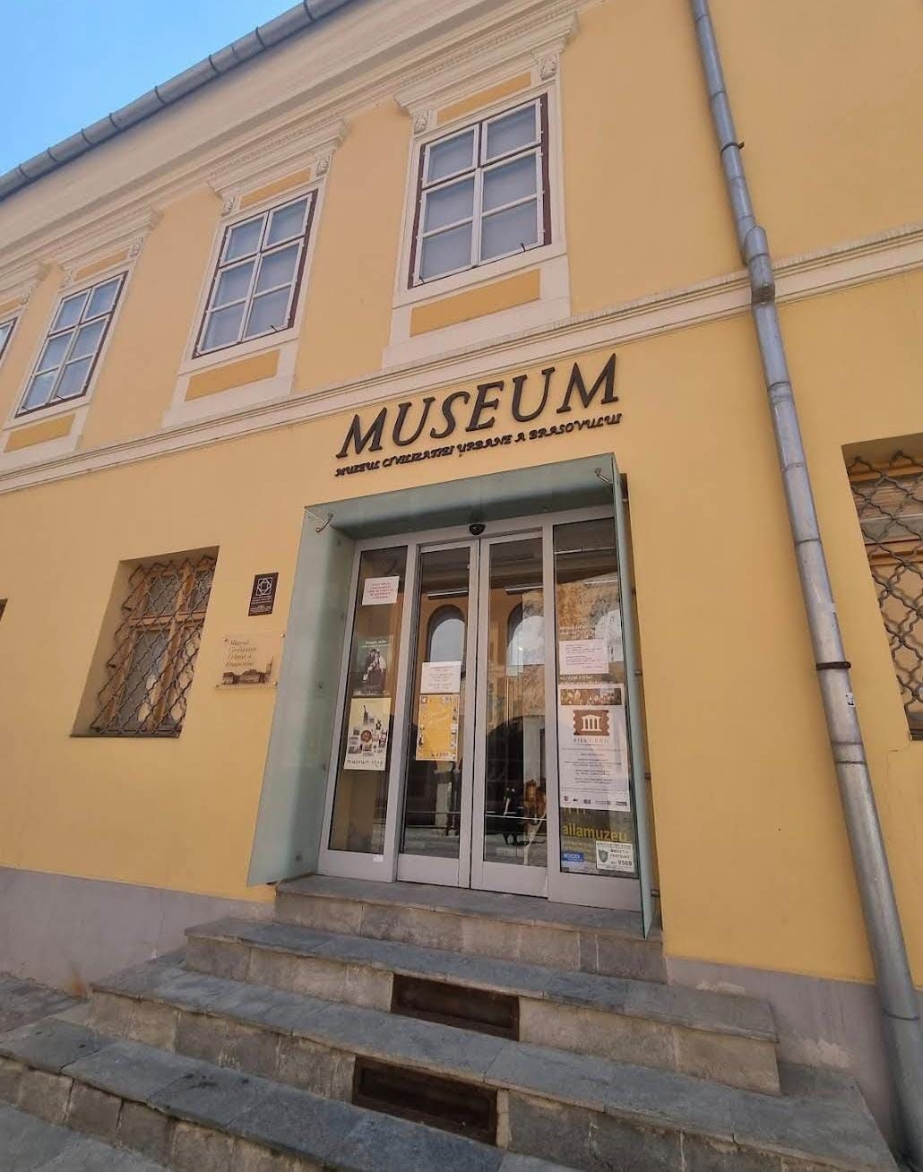 Die gelbe Fassade mit Eingang des Museums der Städtischen Zivilisation am Marktplatz