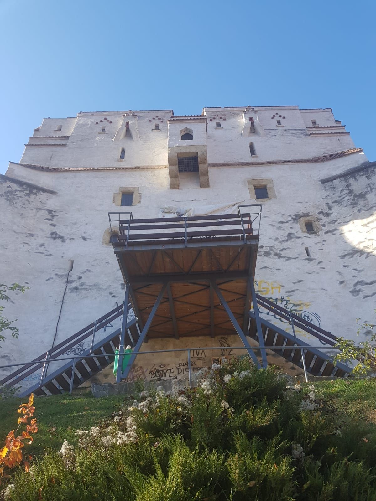 Turnul Alb pe dealul de deasupra centrului vechi, văzut de jos, cu scara de lemn